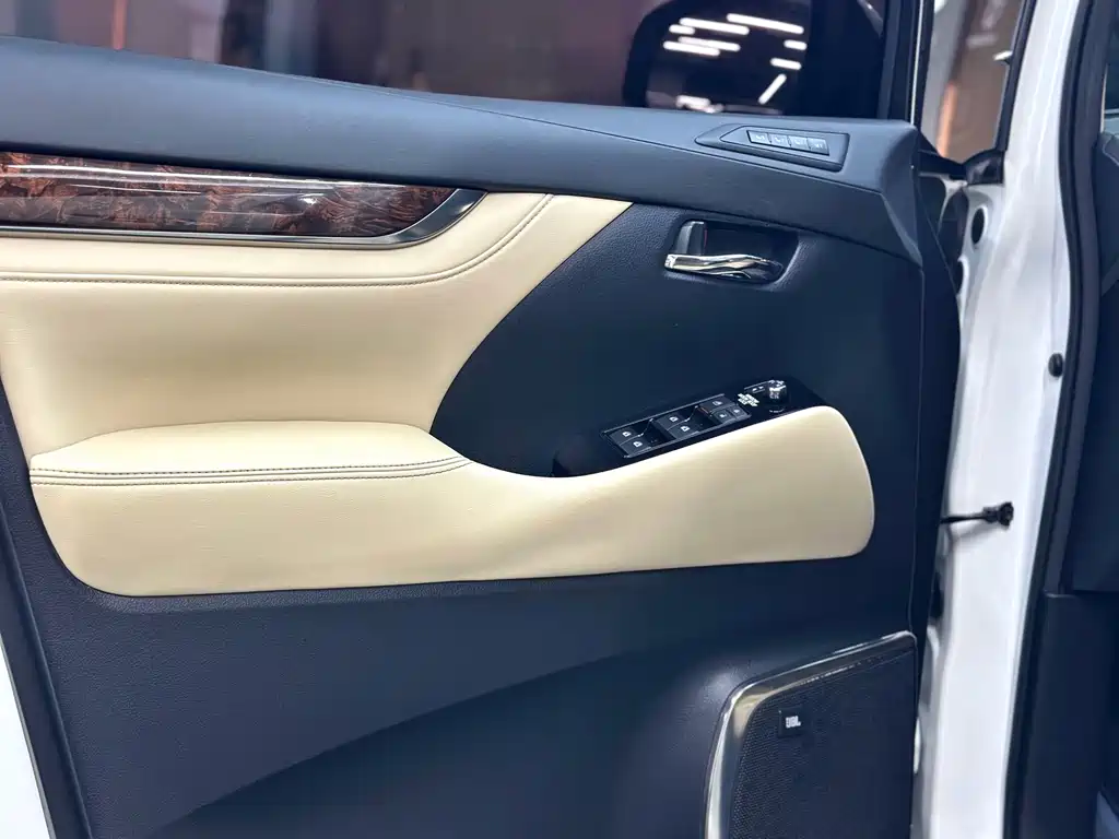 Toyota Alphard — фото 5