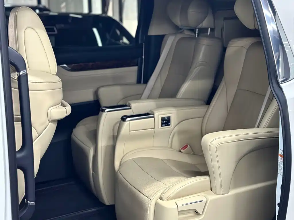 Toyota Alphard — фото 6