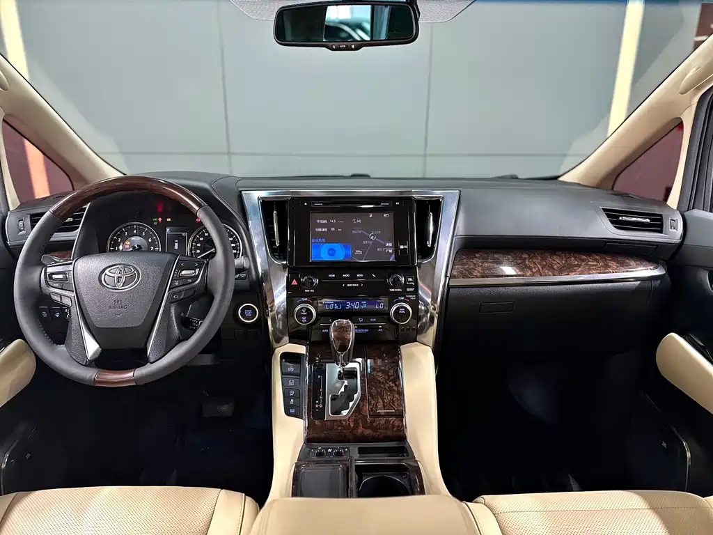 Toyota Alphard — фото 7