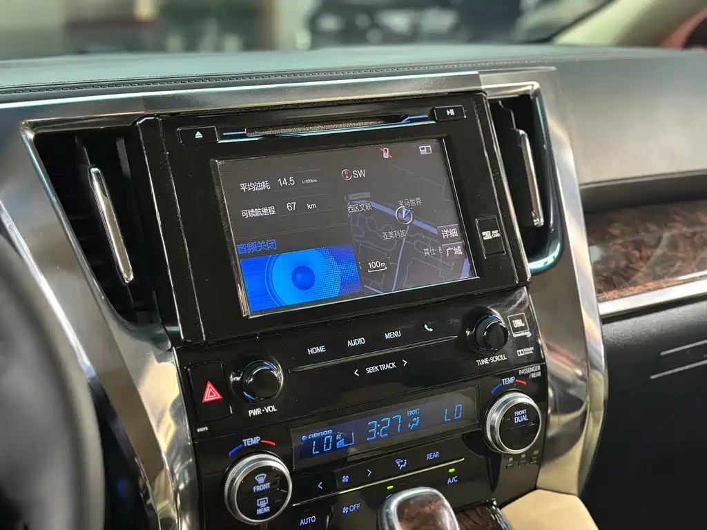 Toyota Alphard — фото 9