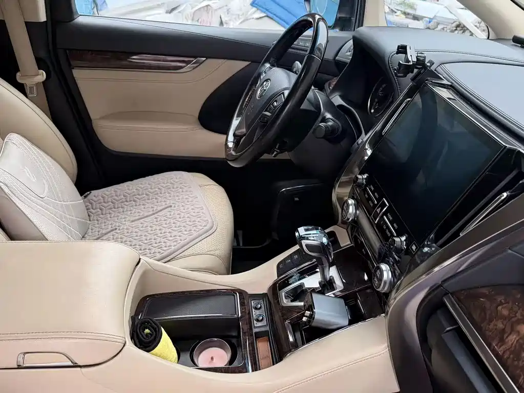 Toyota Alphard — фото 5