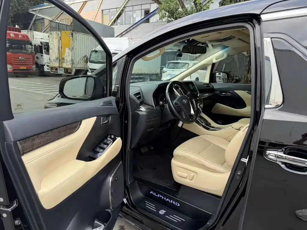 Toyota Alphard — фото 5
