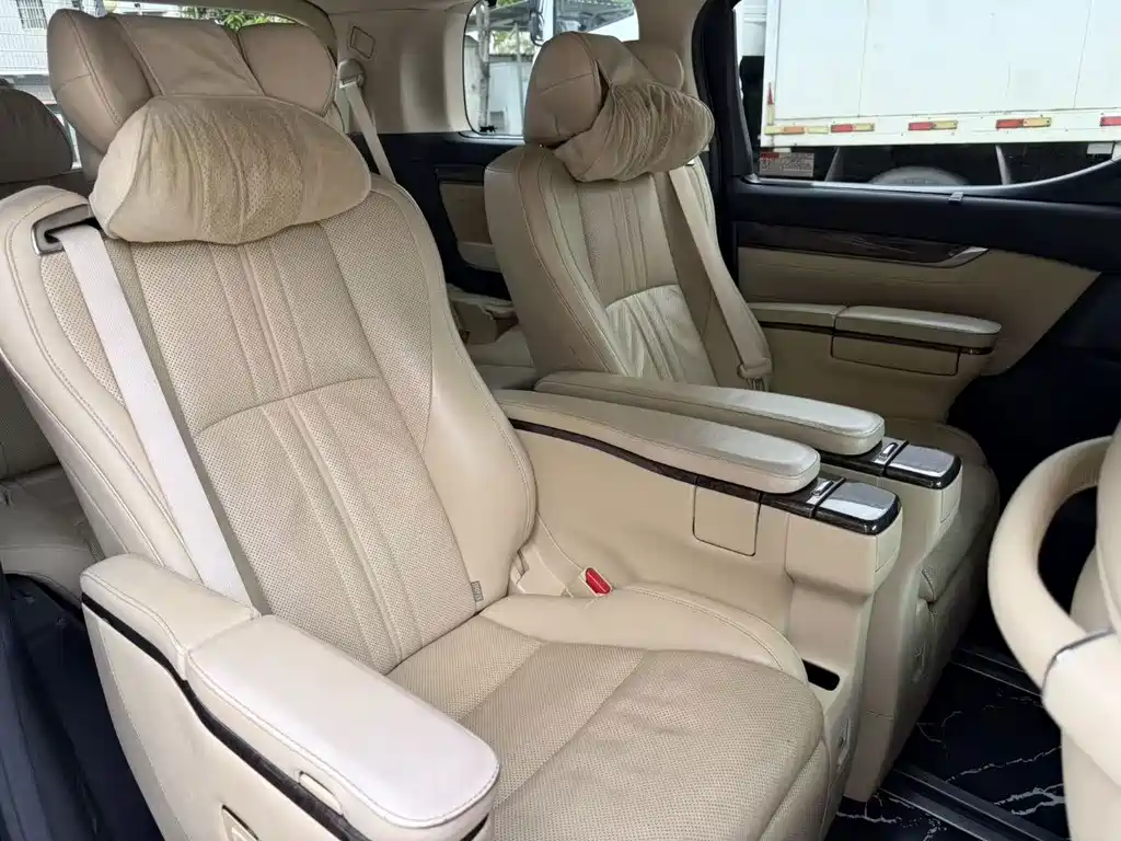 Toyota Alphard — фото 8