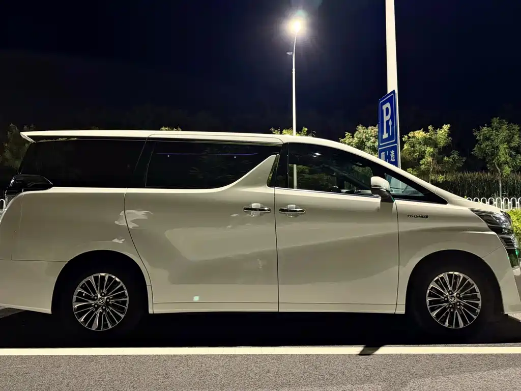 Toyota Vellfire — фото 3