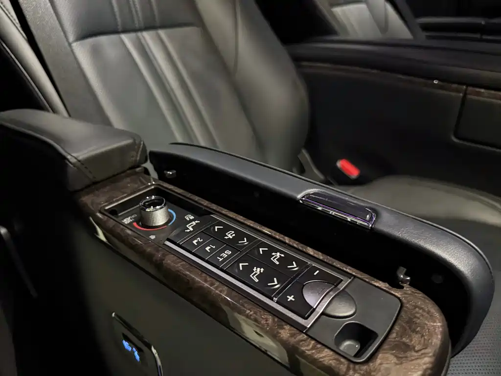 Toyota Vellfire — фото 6