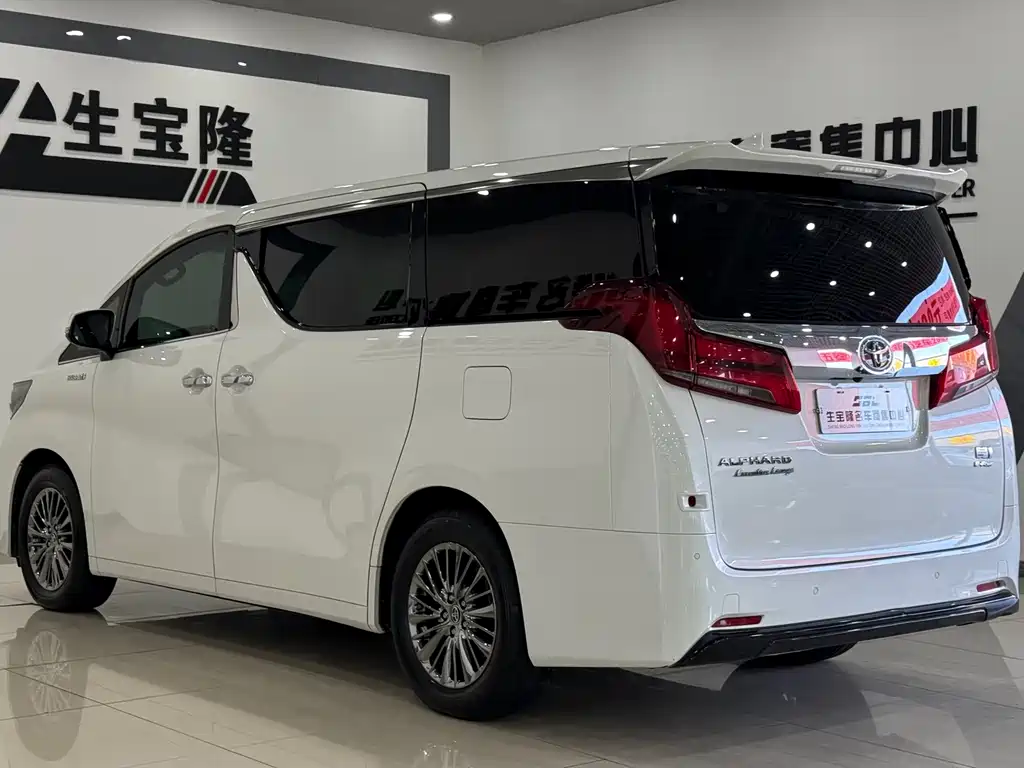 Toyota Alphard — фото 4