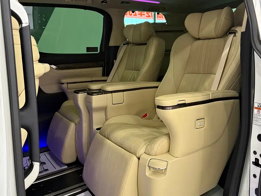 Toyota Alphard — фото 8