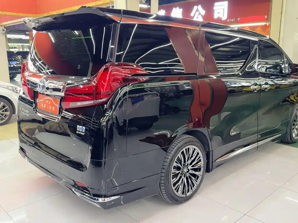 Toyota Alphard — фото 4
