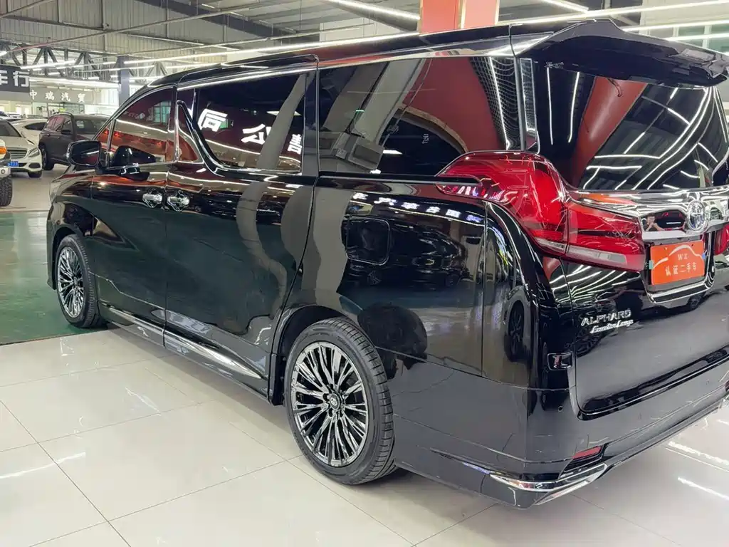 Toyota Alphard — фото 5