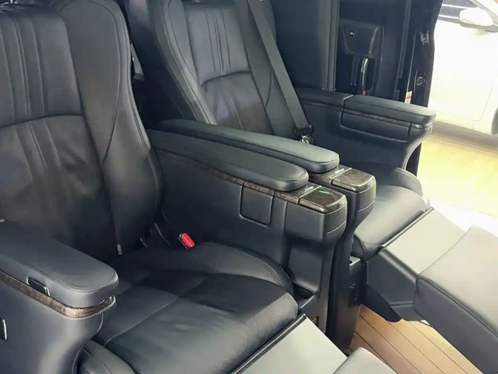 Toyota Alphard — фото 7