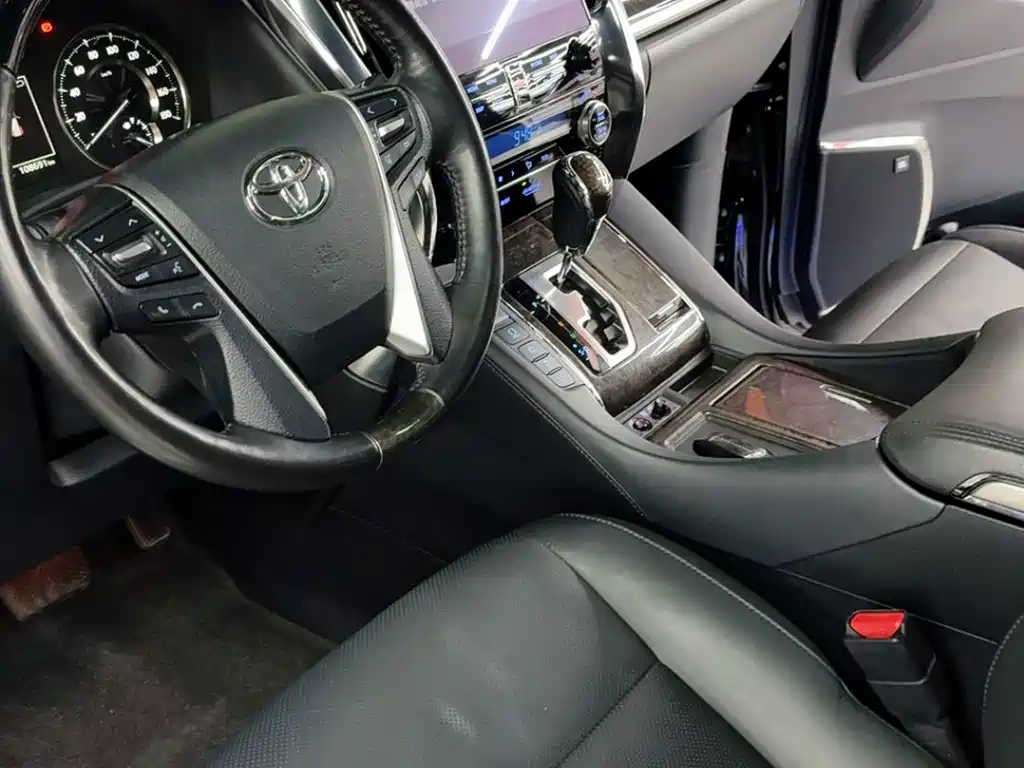 Toyota Alphard — фото 9