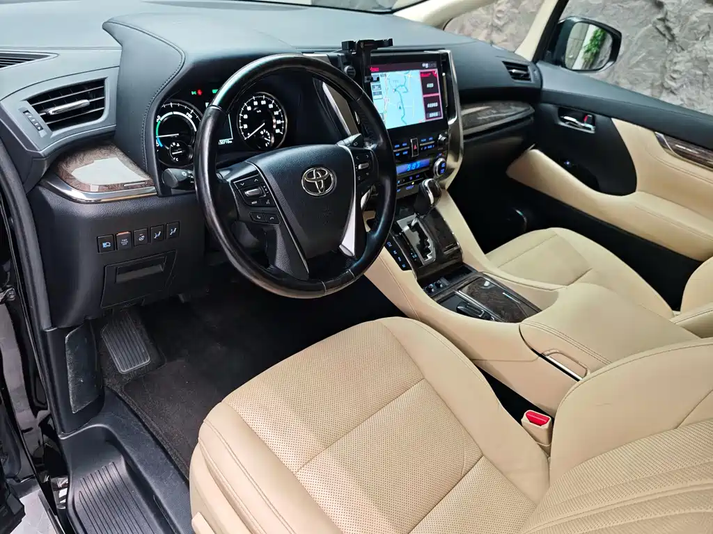 Toyota Alphard — фото 4