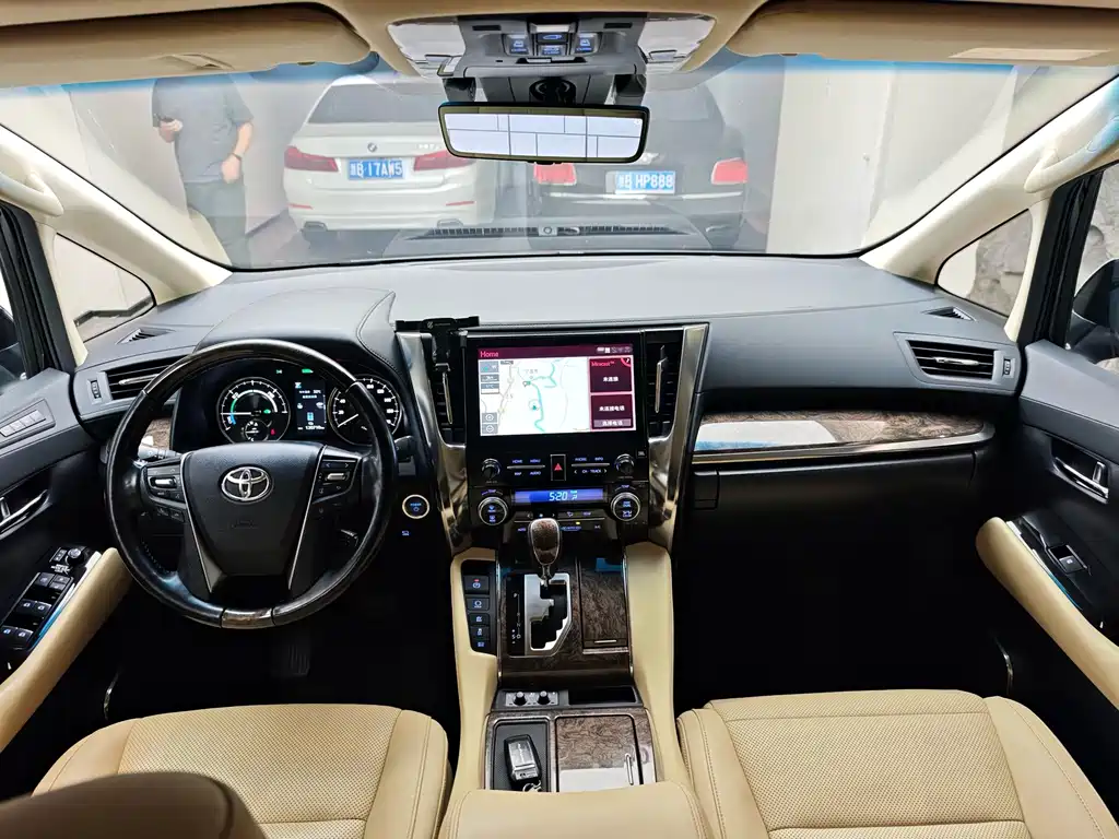 Toyota Alphard — фото 5