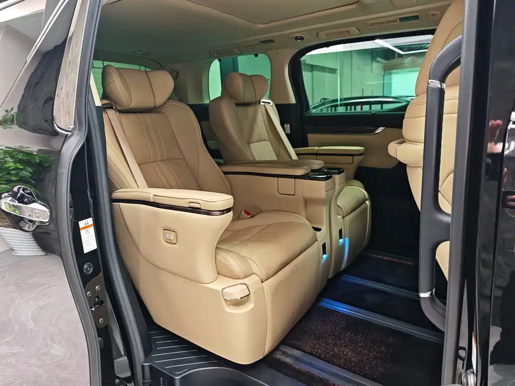 Toyota Alphard — фото 8