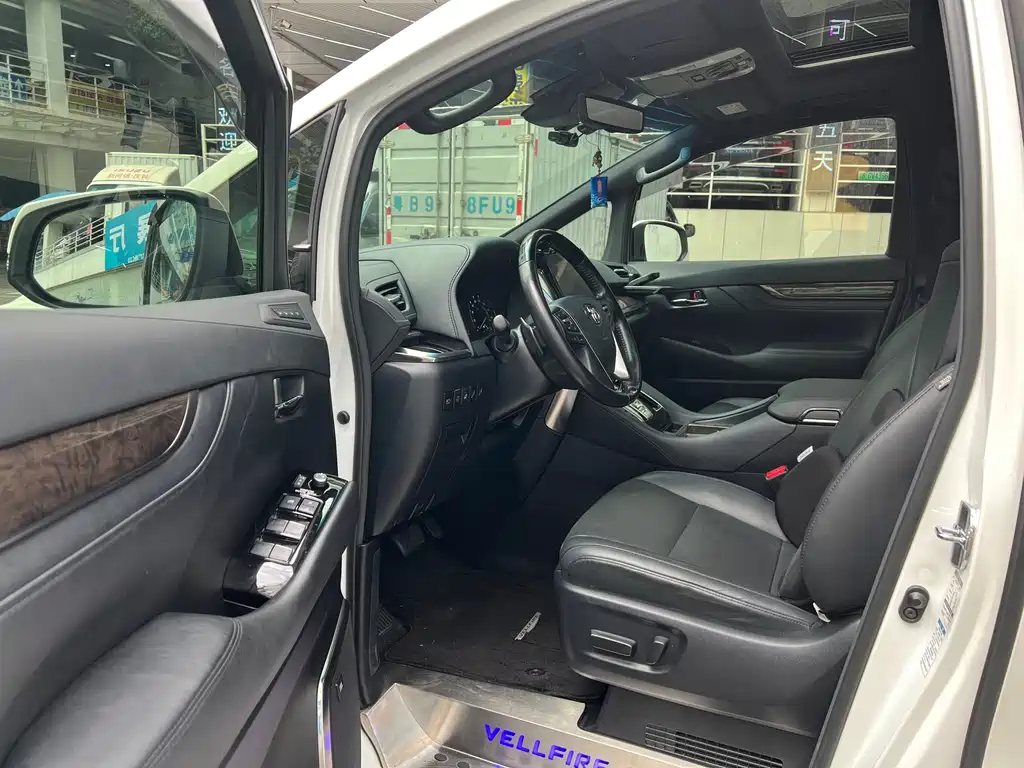 Toyota Vellfire — фото 3