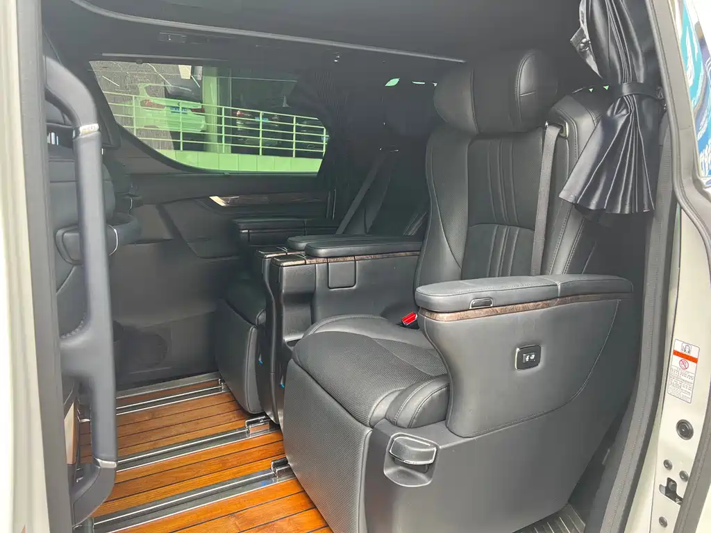 Toyota Vellfire — фото 4