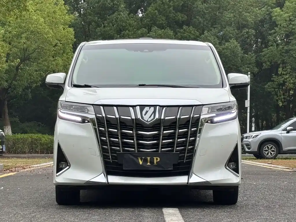 Toyota Alphard — фото 2