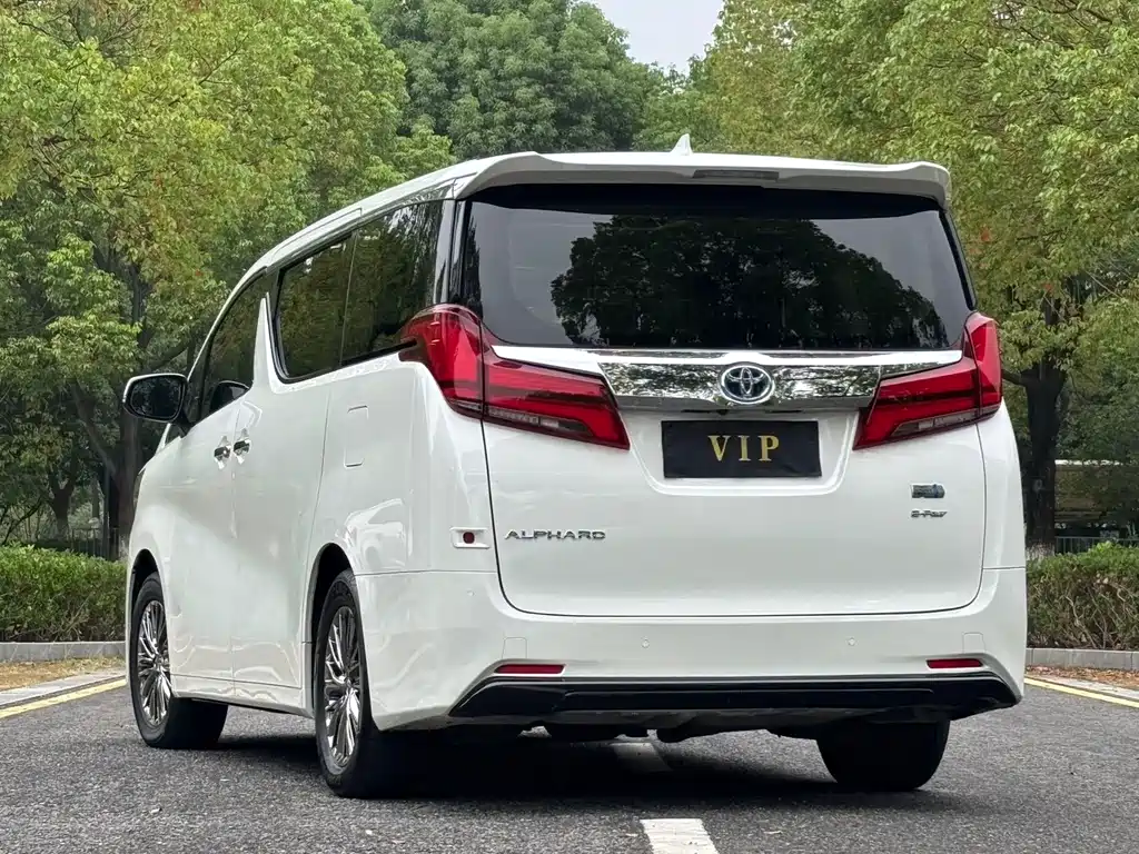 Toyota Alphard — фото 4