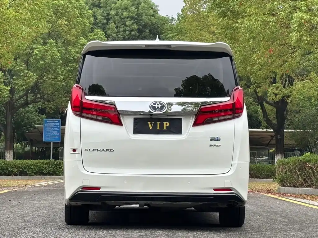 Toyota Alphard — фото 5