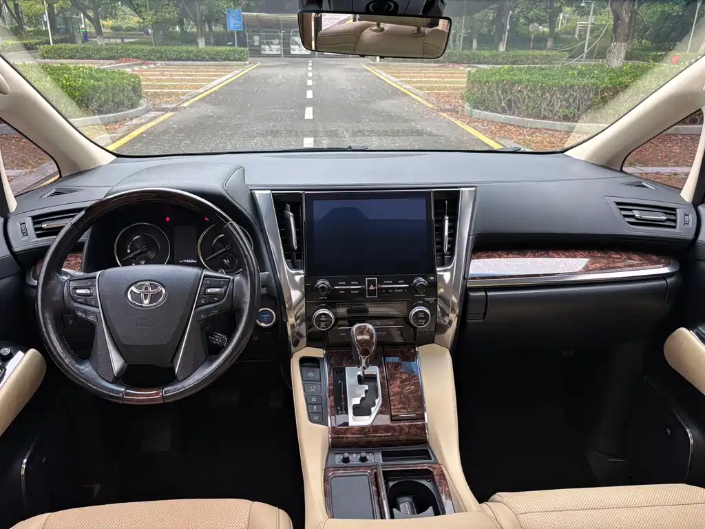 Toyota Alphard — фото 8