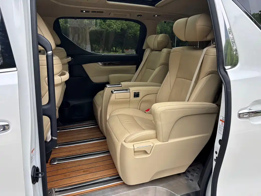 Toyota Alphard — фото 9