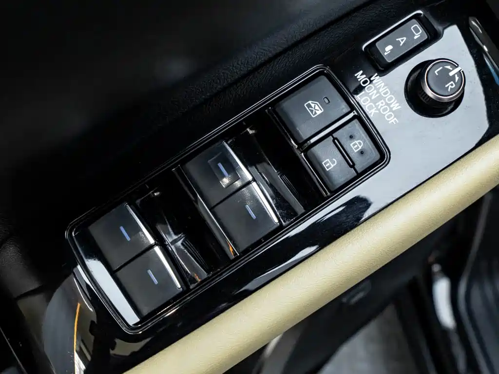 Toyota Alphard — фото 25