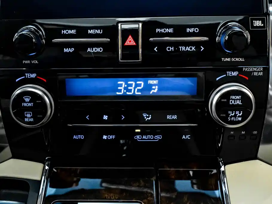 Toyota Alphard — фото 19