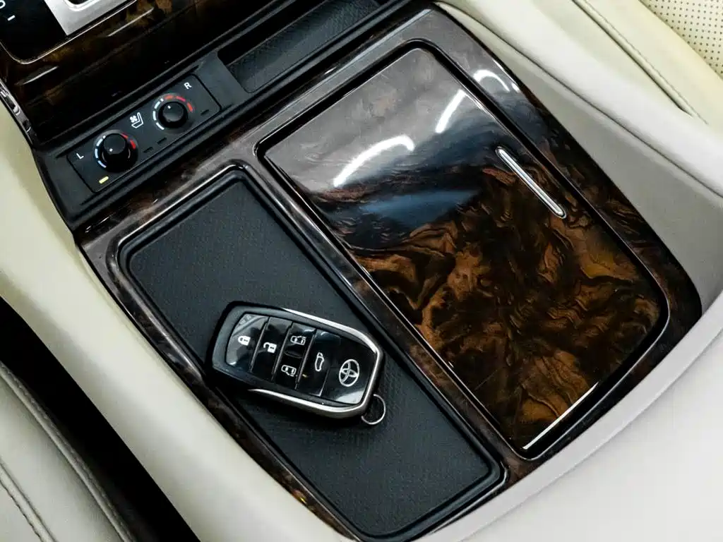 Toyota Alphard — фото 22