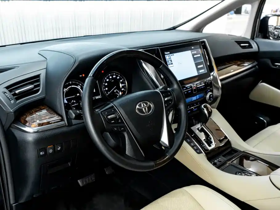 Toyota Alphard — фото 27