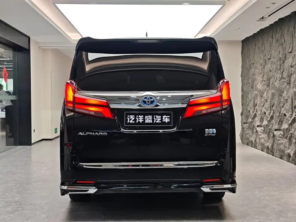 Toyota Alphard — фото 11