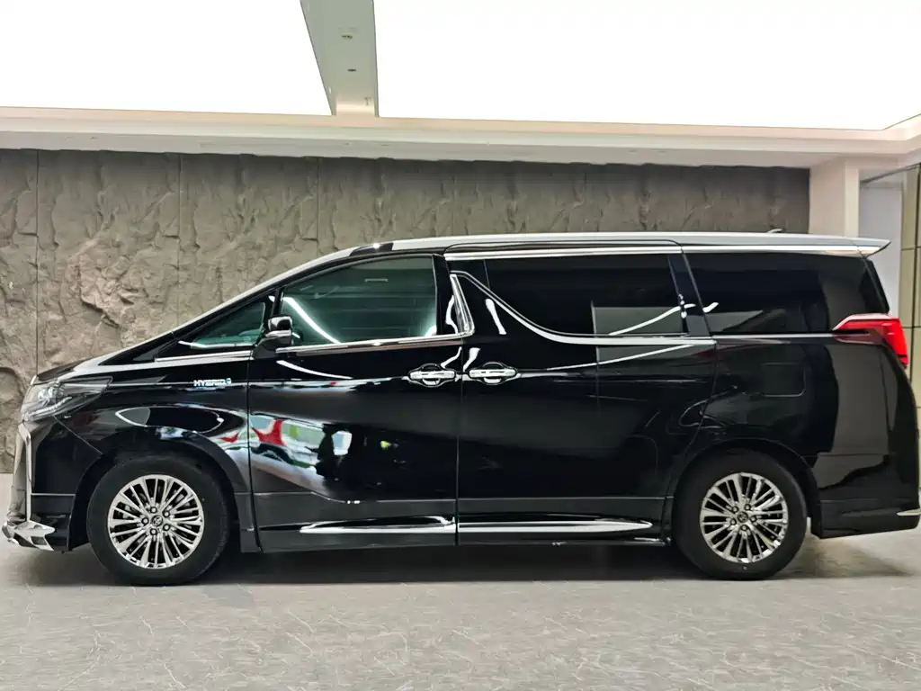 Toyota Alphard — фото 3