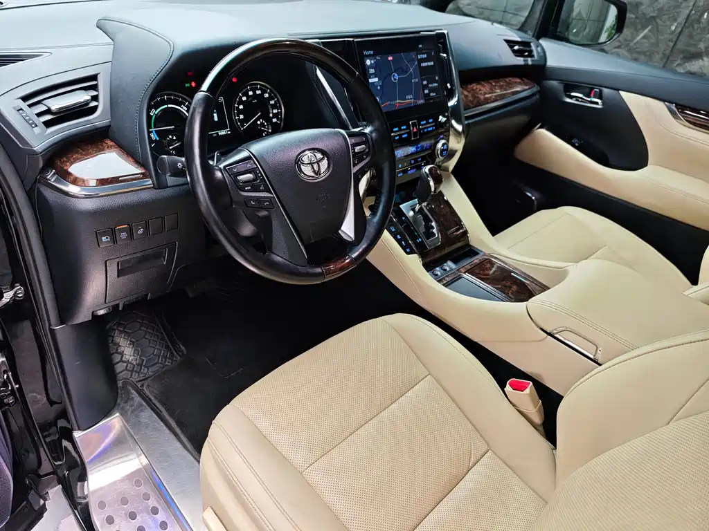 Toyota Alphard — фото 4