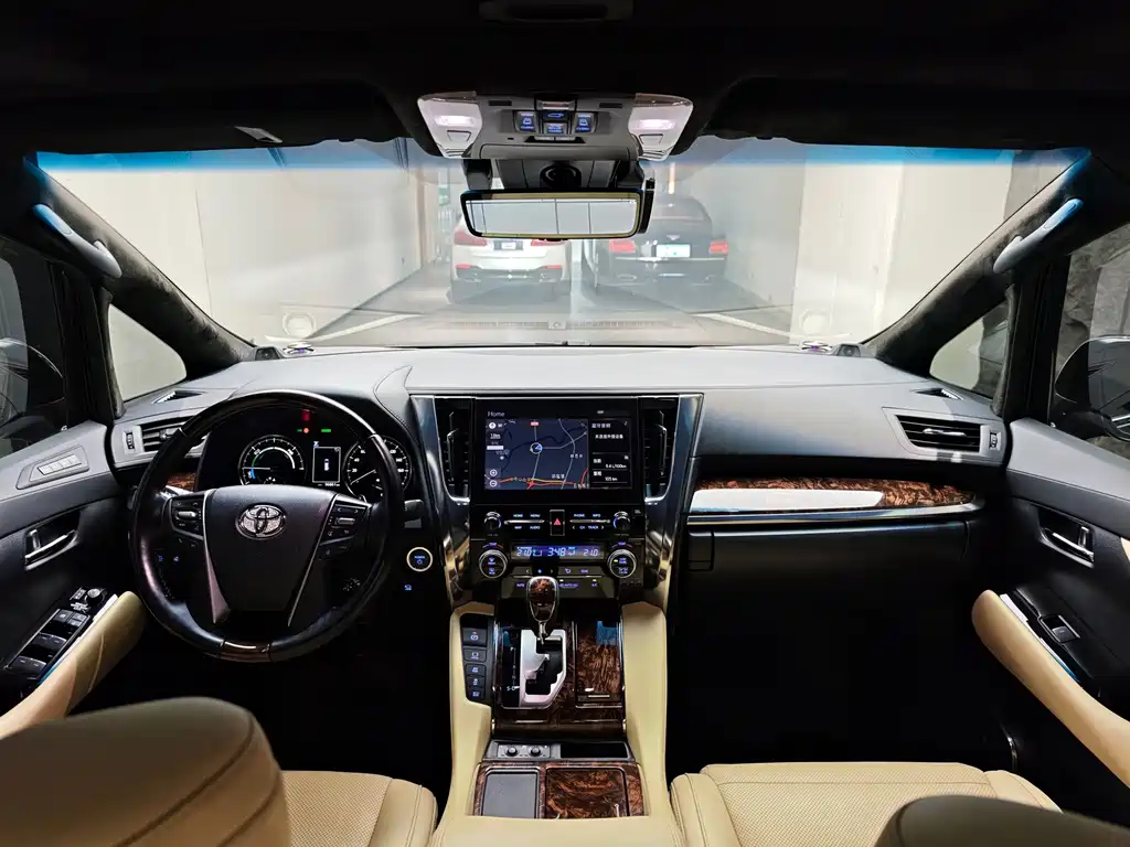 Toyota Alphard — фото 5