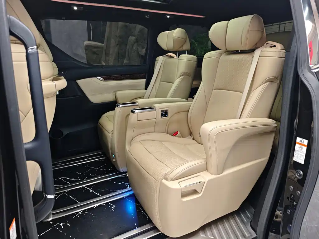 Toyota Alphard — фото 6