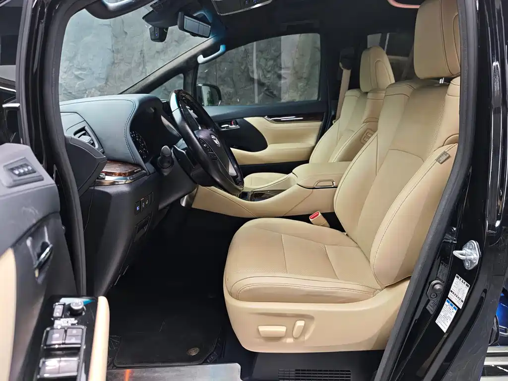 Toyota Alphard — фото 7