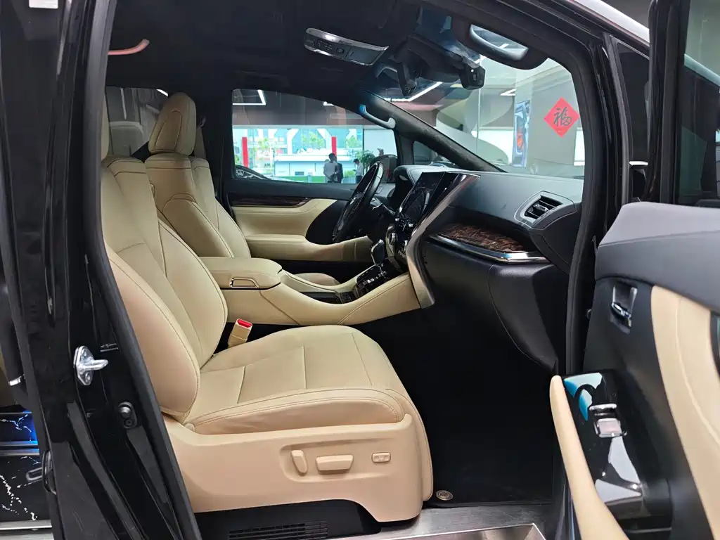 Toyota Alphard — фото 8