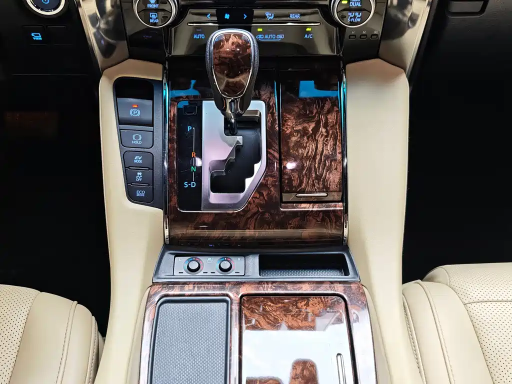 Toyota Alphard — фото 9