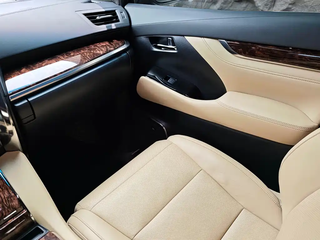 Toyota Alphard — фото 10