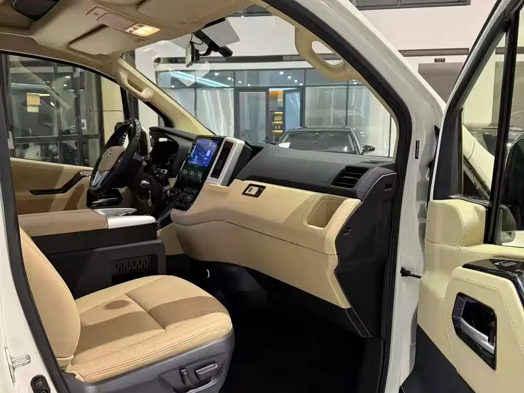 Toyota Hiace — фото 4