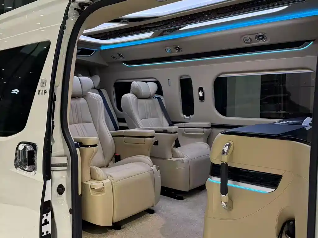 Toyota Hiace — фото 5