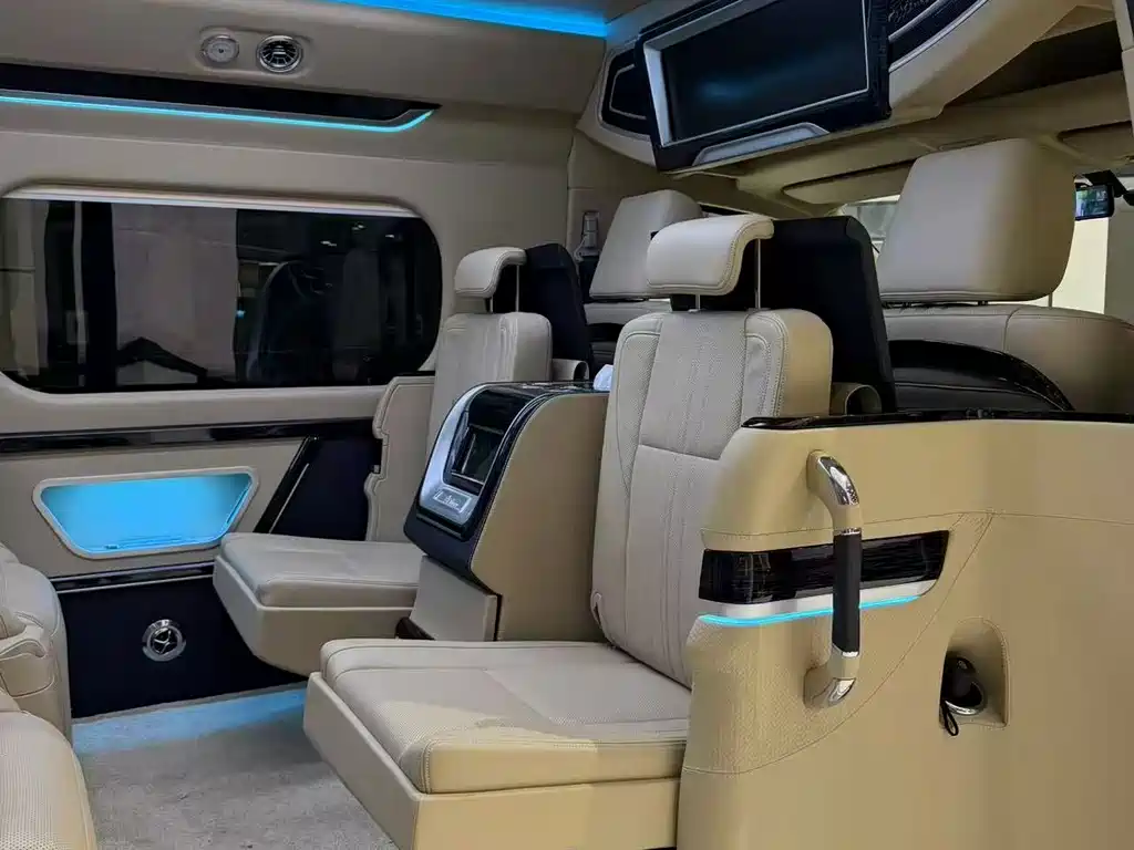 Toyota Hiace — фото 6