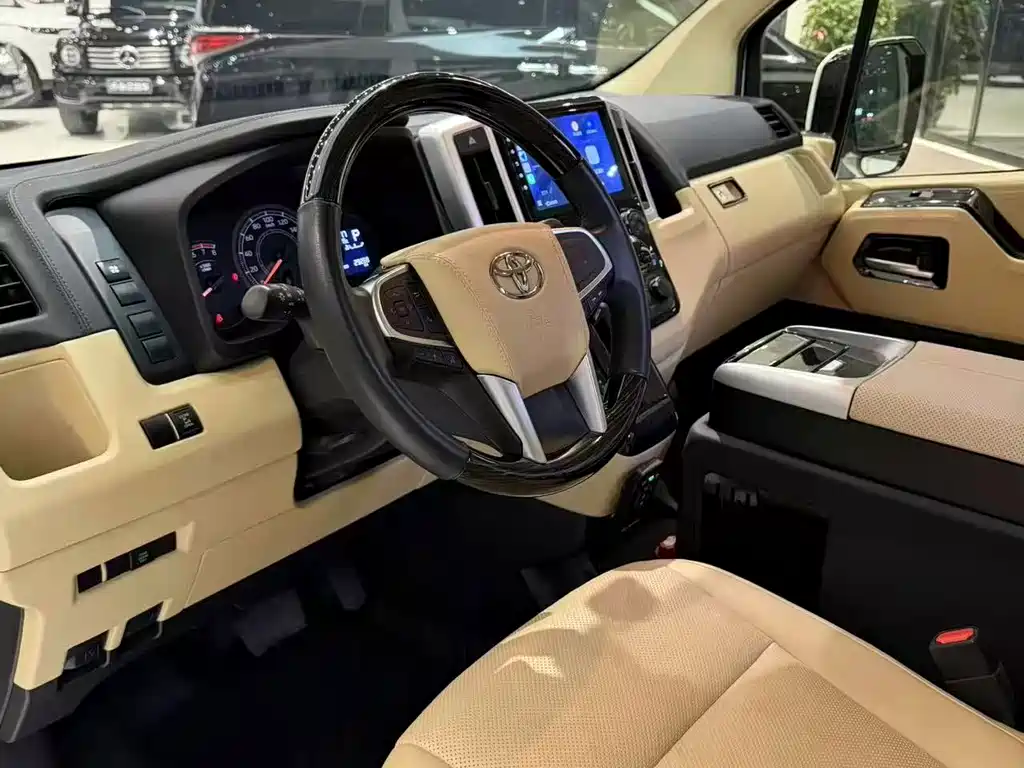 Toyota Hiace — фото 9