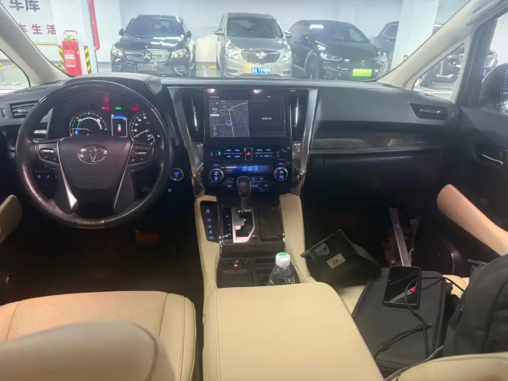 Toyota Alphard — фото 8