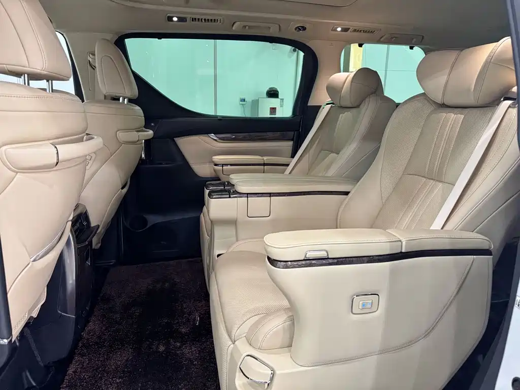 Toyota Alphard — фото 11