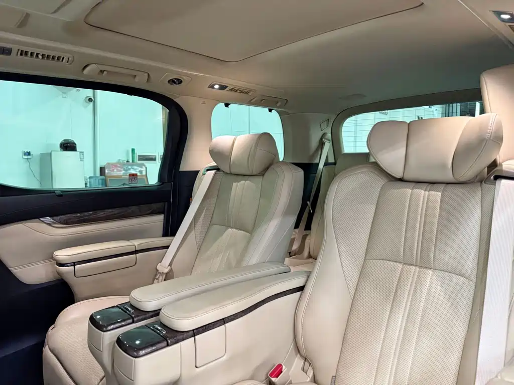 Toyota Alphard — фото 13