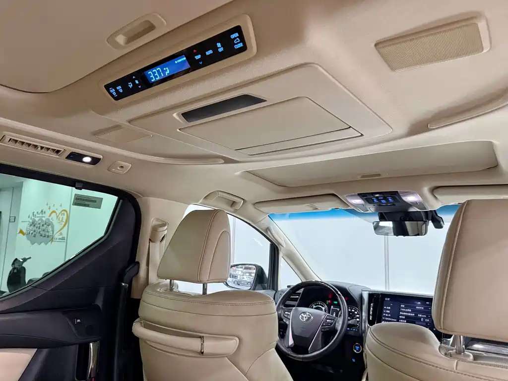 Toyota Alphard — фото 15