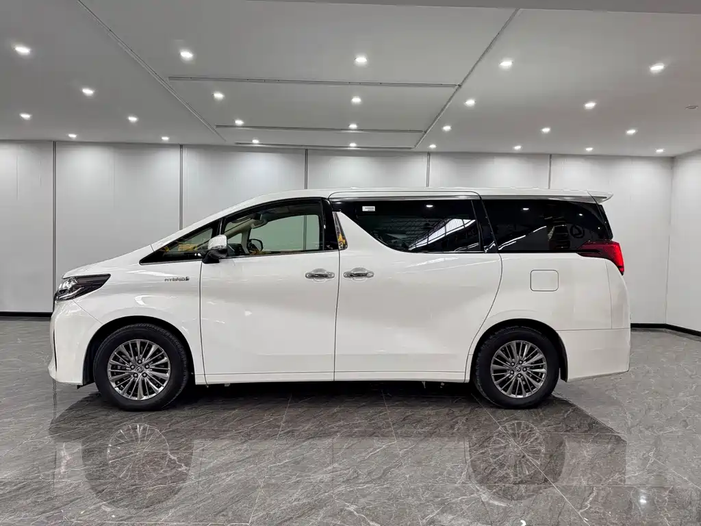 Toyota Alphard — фото 6