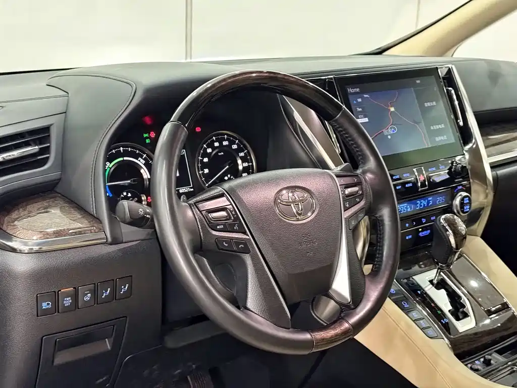 Toyota Alphard — фото 8