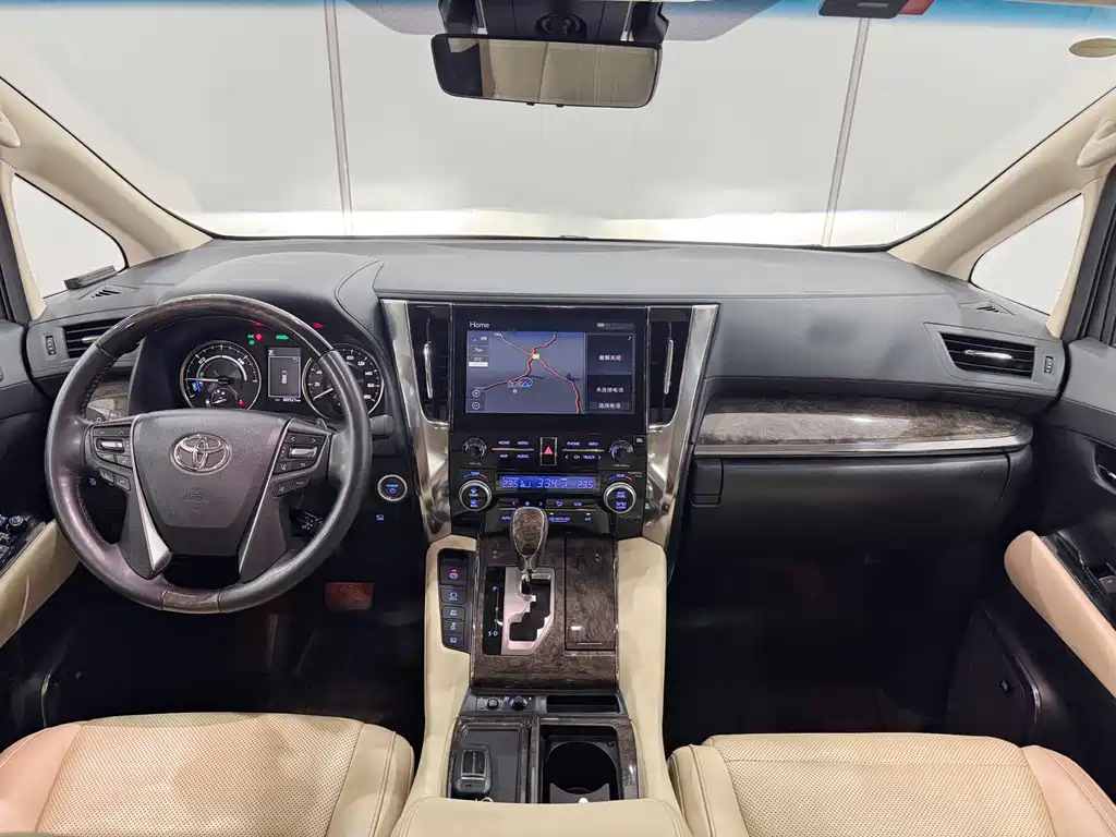 Toyota Alphard — фото 9