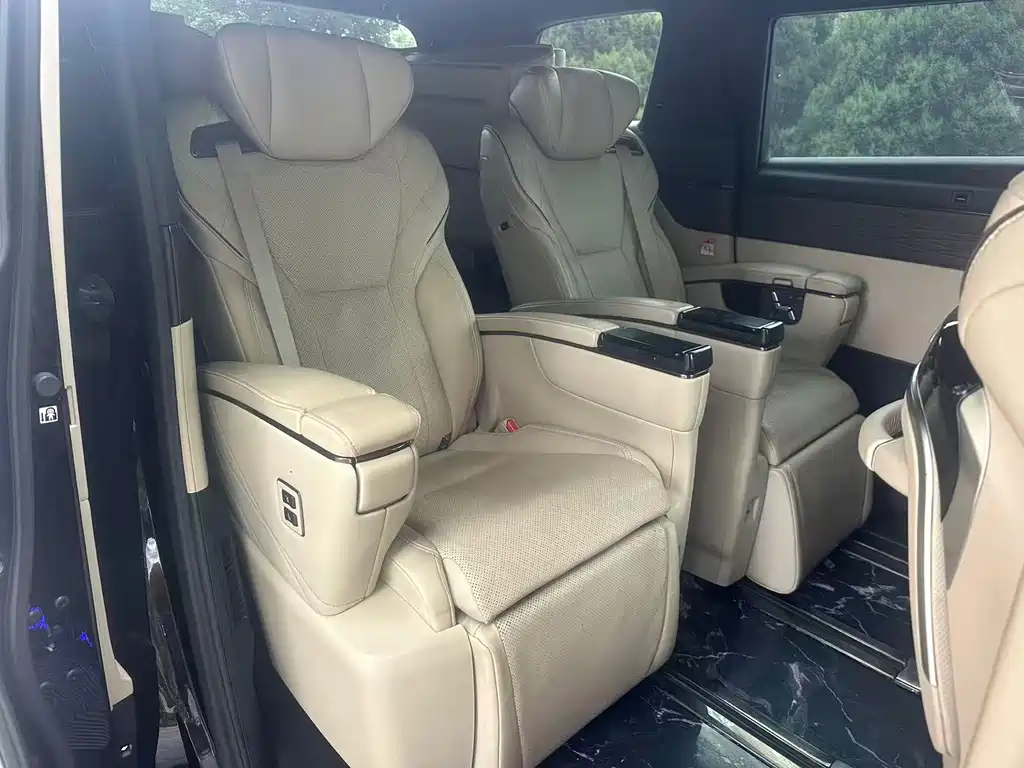 Toyota Alphard — фото 2